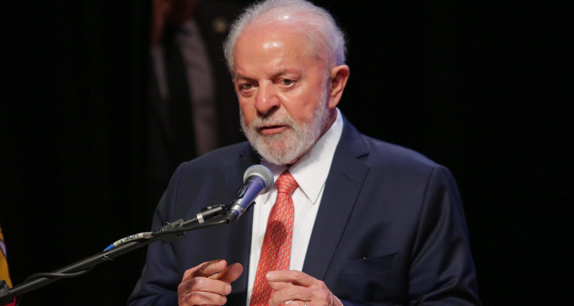 Brasiliens Präsident Luiz Inácio Lula da Silva spricht in ein Mikrofon.