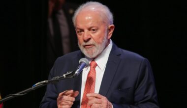 Brasiliens Präsident Luiz Inácio Lula da Silva spricht in ein Mikrofon.