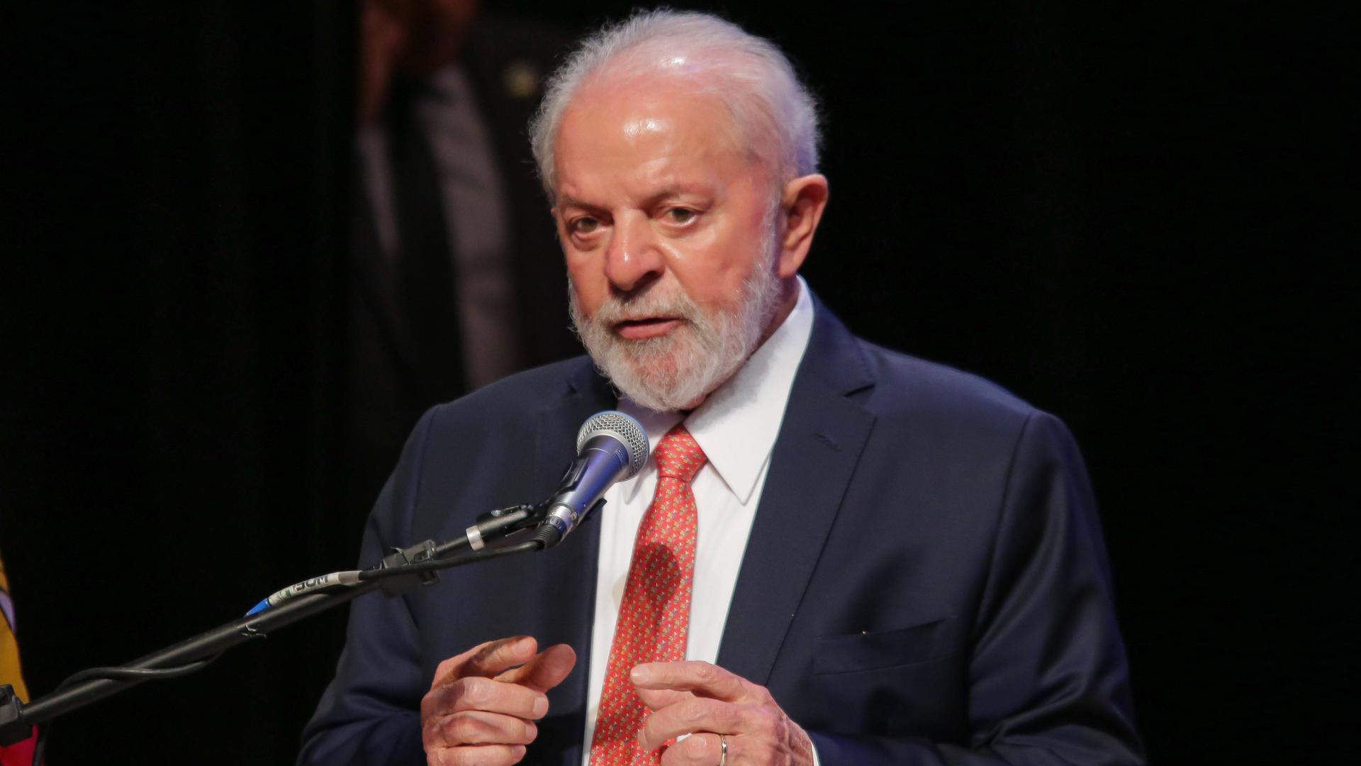 Brasiliens Präsident Luiz Inácio Lula da Silva spricht in ein Mikrofon. 