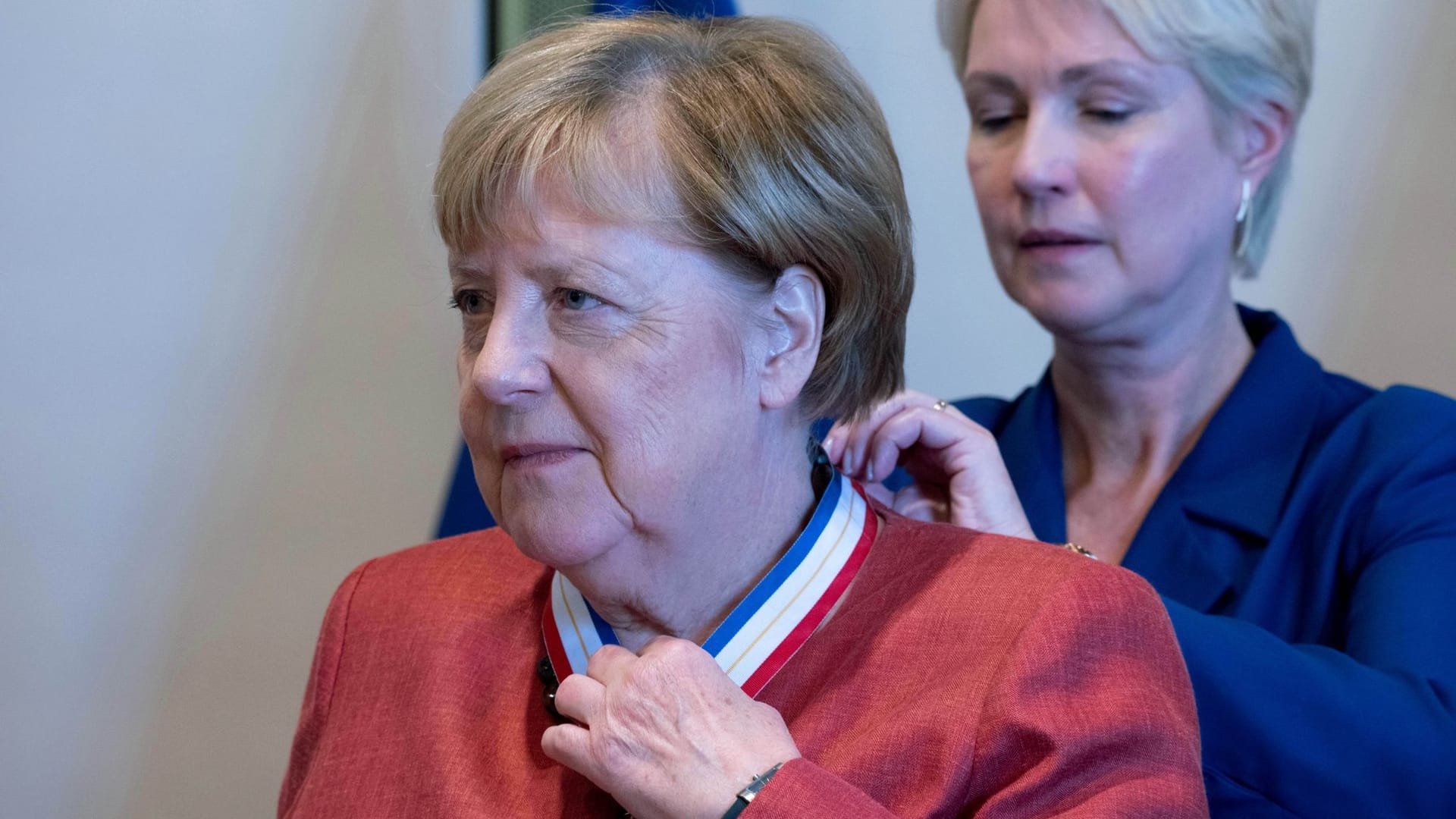 Manuela Schwesig (r, SPD), Mecklenburg-Vorpommerns Ministerpräsidentin, überreicht Angela Merkel (CDU) den Verdienstorden des Bundesland Mecklenburg-Vorpommern.