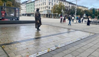 Der Manzu-Brunnen am Königsplatz in Augsburg spielt bei der Winterabdeckung nicht mit