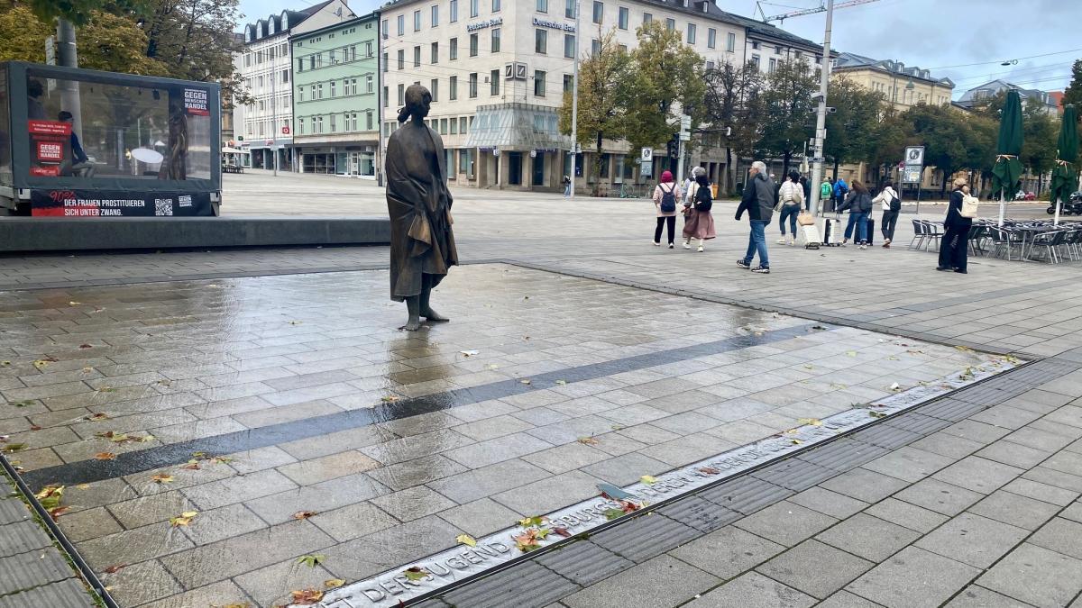 Der Manzu-Brunnen am Königsplatz in Augsburg spielt bei der Winterabdeckung nicht mit