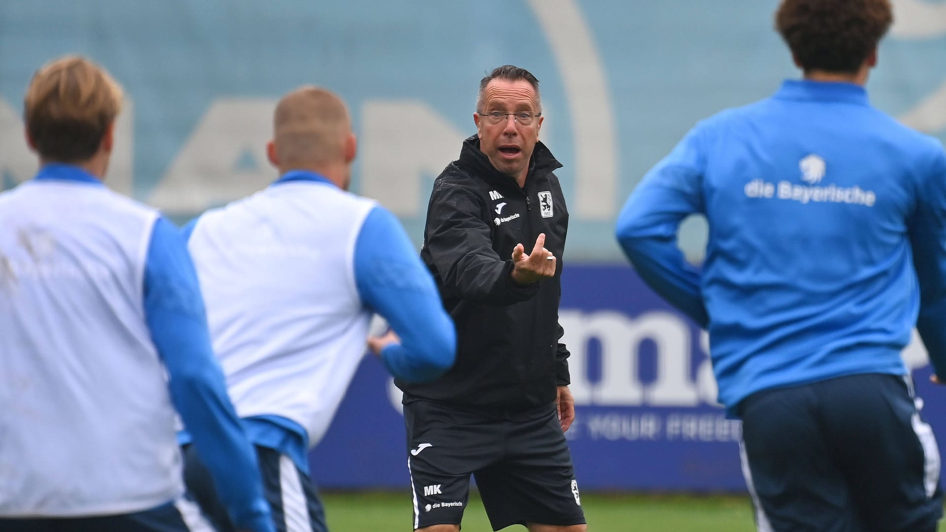 Markus Kauczinski beim Training der "Löwen" (Archivbild): Beim Waldhof muss er mit Tunay Deniz lediglich auf einen Spieler verzichten, der gegen den MSV in der Startelf stand. Markus Kauczinski beim Training der "Löwen" (Archivbild): Beim Waldhof muss er mit Tunay Deniz lediglich auf einen Spieler verzichten, der gegen den MSV in der Startelf stand.