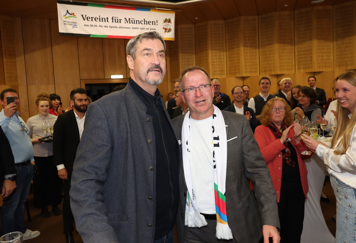 Markus Söder (links), Ministerpräsident von Bayern, und Jörg Ammon, Präsident des Bayerischen Landes-Sportverbands (BLSV), verfolgen die Bekanntgabe der ersten Hochrechnungen.