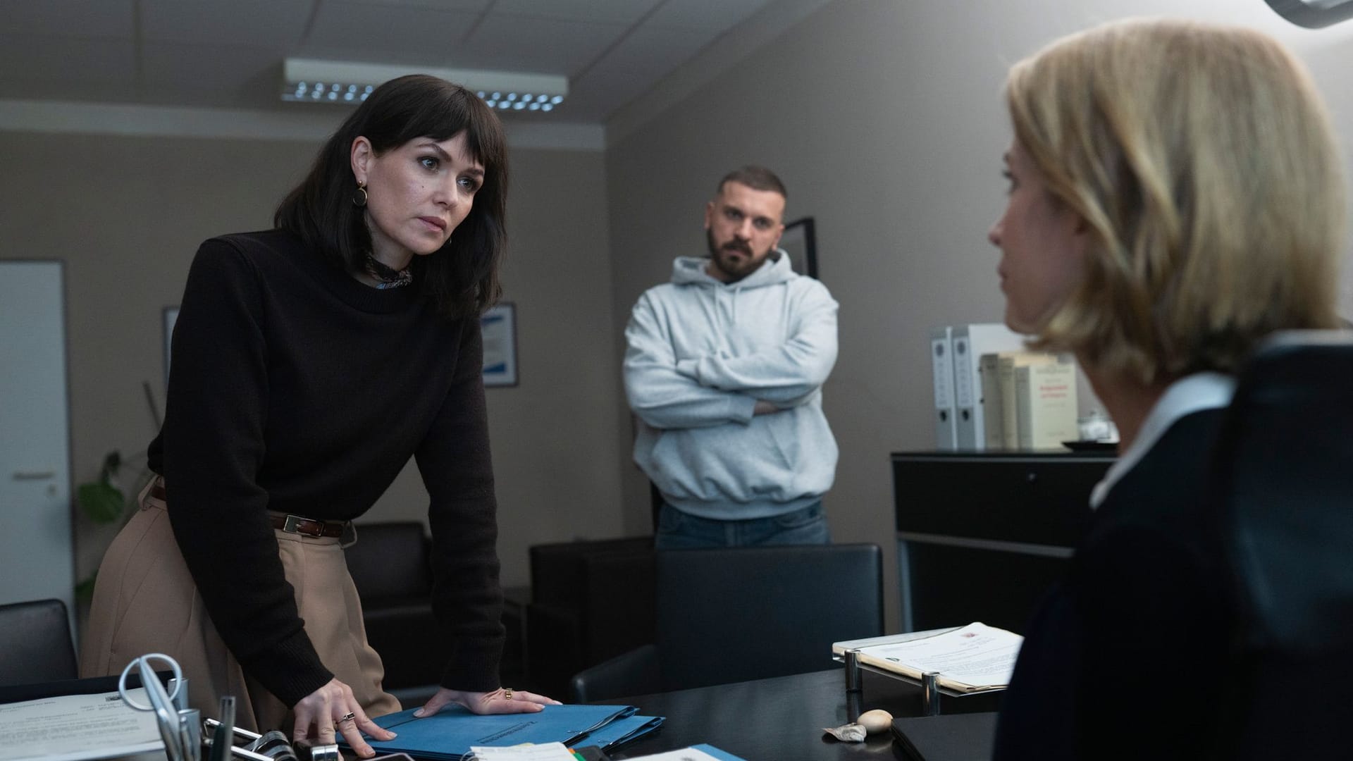 Maryam Azadi (Melika Foroutan), Hamza Kulina (Edin Hasanovic) und Sandra Schatz (Judith Engel) in einer Szene des Fernsehkrimis «Dunkelheit» aus der Krimireihe «Tatort»