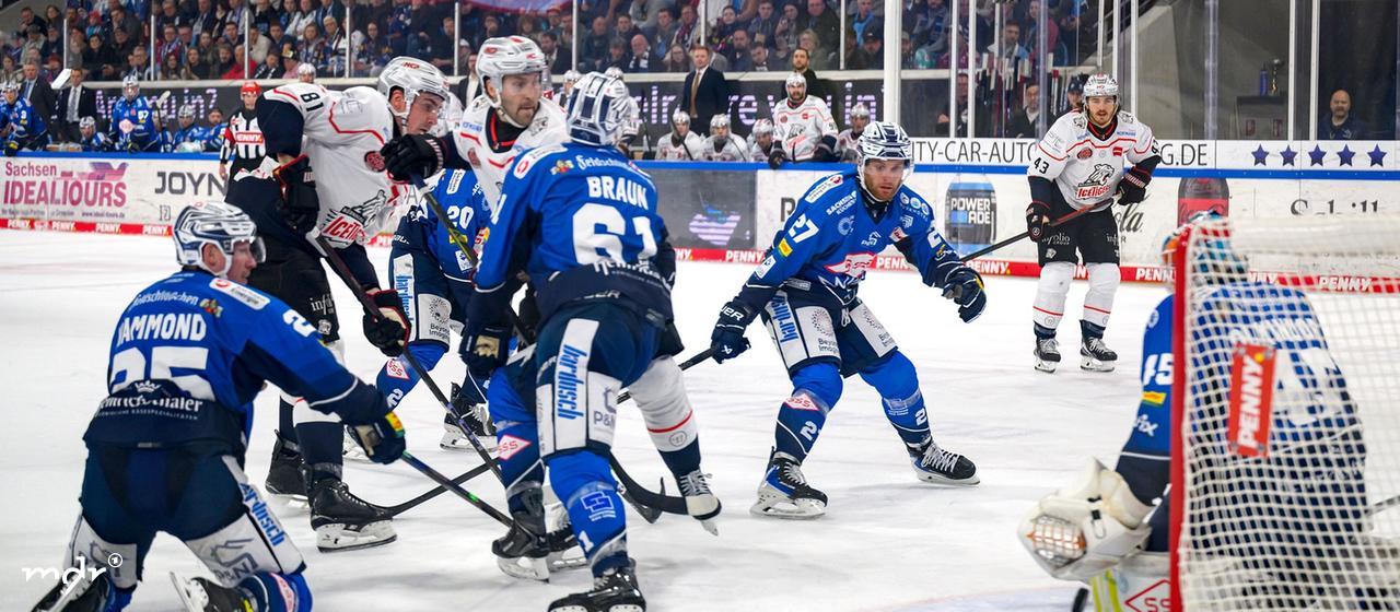Brett Murray (Nürnberg Ice Tigers, 2.l.) erzielt ein Tor.