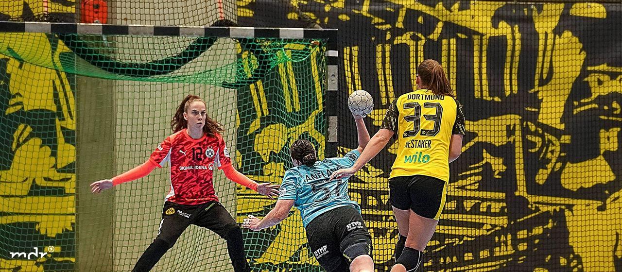 Josefine Hanfland (Thüringer HC, 57) beim Torwurf gegen Sarah Wachter (Borussia Dortmund, 12)