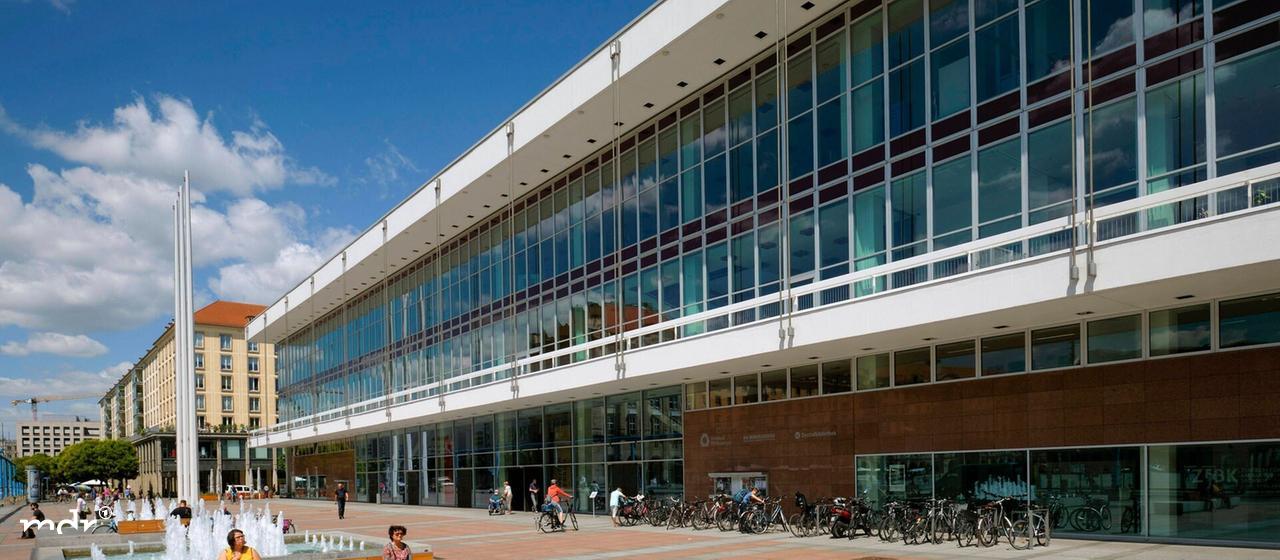 Kulturpalast mit Springbrunnen in Dresden, ein länglicher Bau mit großen Fenstern