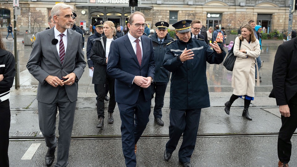 Bundesinnenminister Dobrindt sieht Dresdner Polizei-Projekt als Vorbild