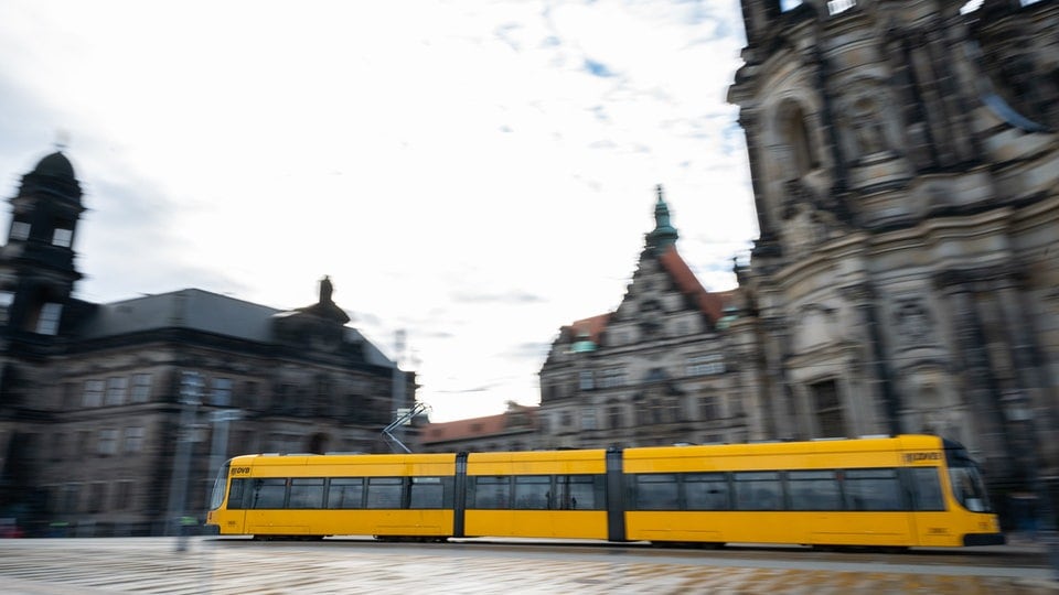 Bauarbeiten: Straßenbahnen in Dresden fahren nicht über Carolaplatz