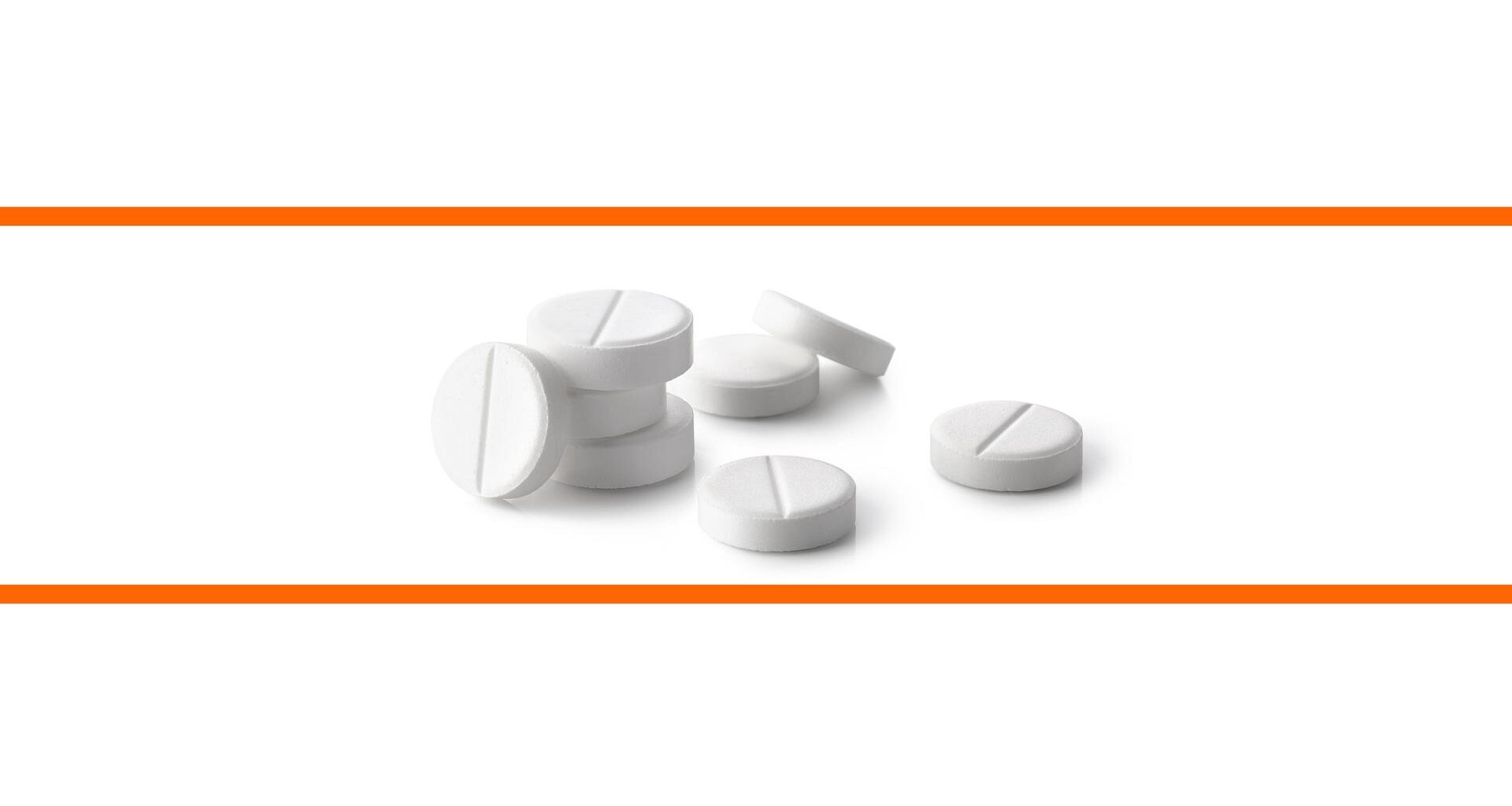 Schwarz-weißes Bild von Paracetamol Pillen vor weißem Hintergrund im mittleren Drittel des Bildes. Die beiden weißen Bilddrittel oben und unten sind mit orangenen Streifen abgetrennt.