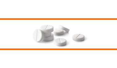 Schwarz-weißes Bild von Paracetamol Pillen vor weißem Hintergrund im mittleren Drittel des Bildes. Die beiden weißen Bilddrittel oben und unten sind mit orangenen Streifen abgetrennt.