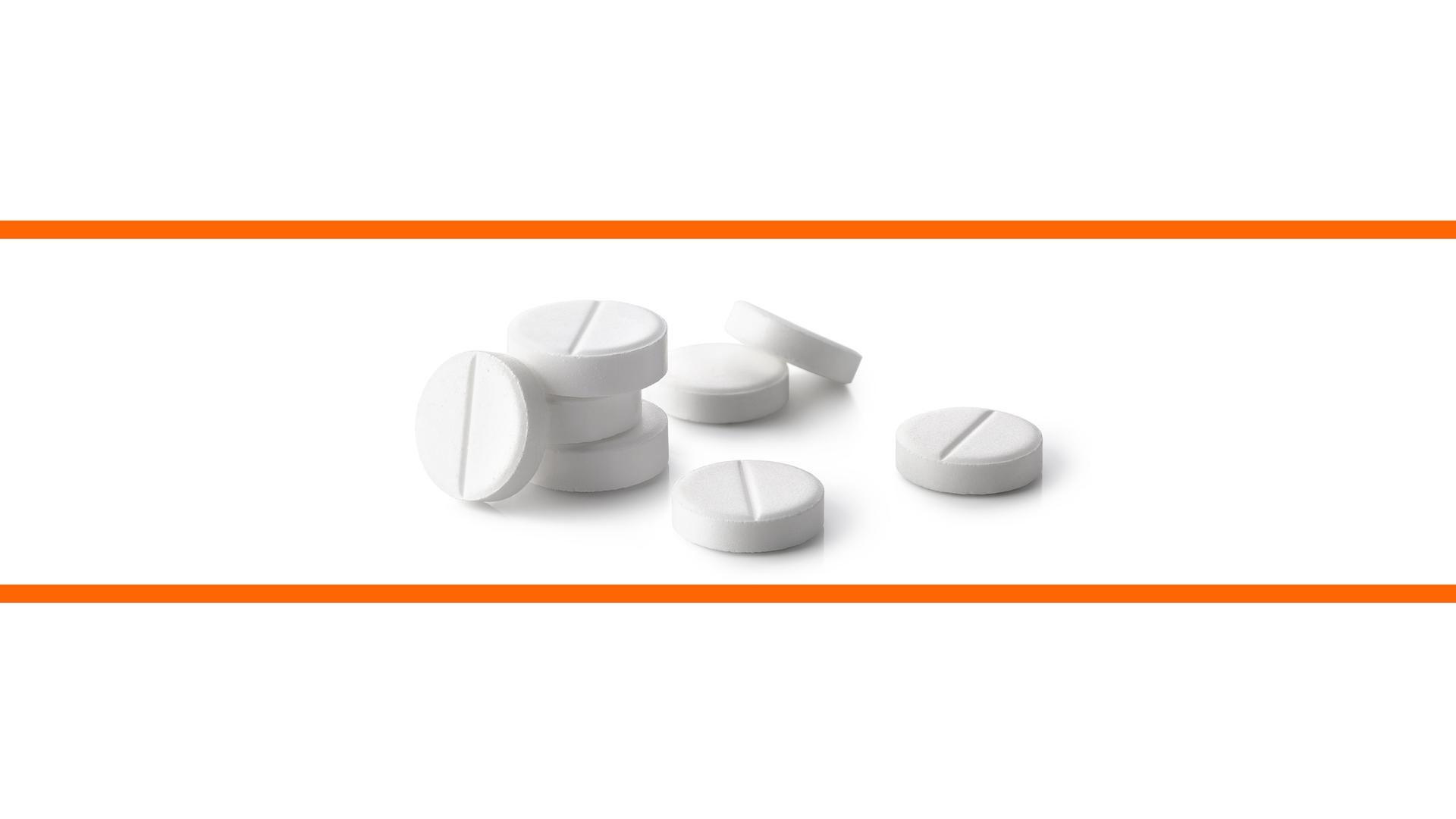 Schwarz-weißes Bild von Paracetamol Pillen vor weißem Hintergrund im mittleren Drittel des Bildes. Die beiden weißen Bilddrittel oben und unten sind mit orangenen Streifen abgetrennt. Schwarz-weißes Bild von Paracetamol Pillen vor weißem Hintergrund im mittleren Drittel des Bildes. Die beiden weißen Bilddrittel oben und unten sind mit orangenen Streifen abgetrennt.