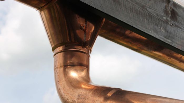 Stuttgart-Mitte: Drei Diebe stehlen Regenrohr in Stuttgart – Zeugen gesucht