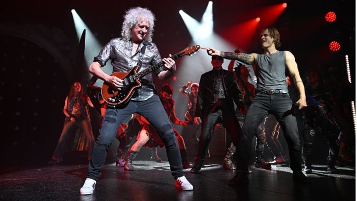„We Will Rock You“ in Stuttgart: Sir Brian May  spielt  live –  die  große Überraschung zum Schluss „We Will Rock You“ in Stuttgart: Sir Brian May  spielt  live –  die  große Überraschung zum Schluss