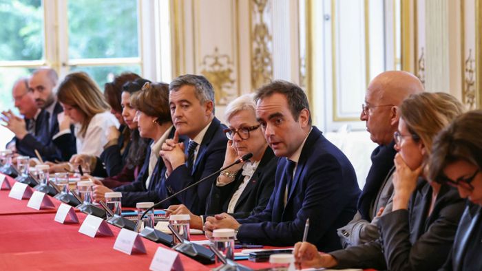 Umstrittener Sparhaushalt: Frankreichs neue Regierung: 2026 etwa 30 Milliarden Euro einsparen