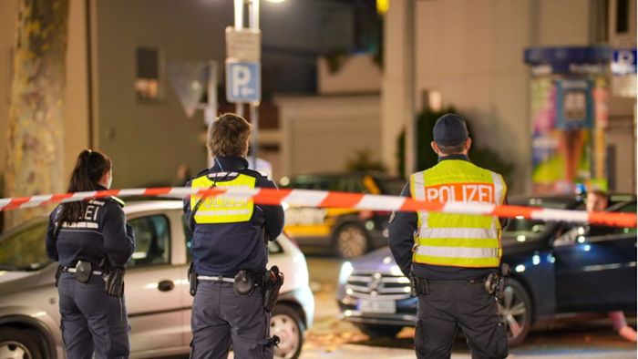 Gewalttat in Stuttgart-Wangen: Polizei sucht nach Messerangriff zwei Männer – Hubschrauber im Einsatz Gewalttat in Stuttgart-Wangen: Polizei sucht nach Messerangriff zwei Männer – Hubschrauber im Einsatz
