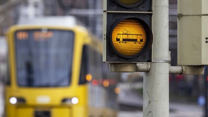 Stadtbahnunfall in Stuttgart: Autofahrer biegt falsch ab – und kracht gegen U2