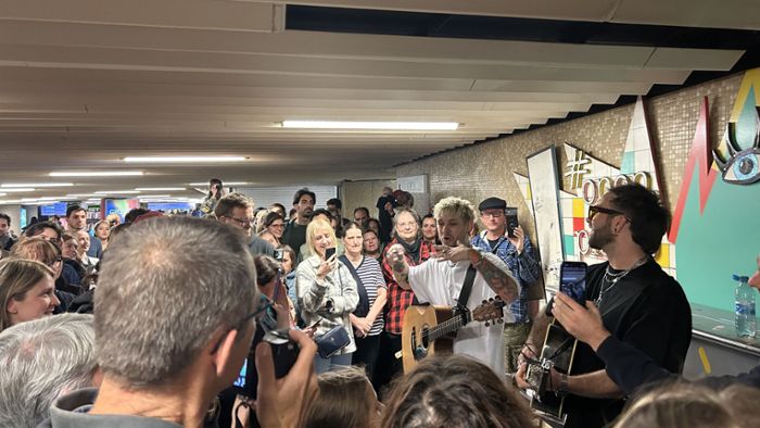 Open-Piano-Konzert in Stuttgart: Tripkid spielt Spontan-Konzert an der Haltestelle Charlottenplatz