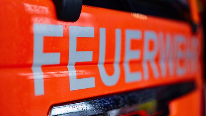 Feuerwehreinsatz in Esslingen: Wohnung nach Brand in Mehrfamilienhaus nicht mehr bewohnbar Feuerwehreinsatz in Esslingen: Wohnung nach Brand in Mehrfamilienhaus nicht mehr bewohnbar