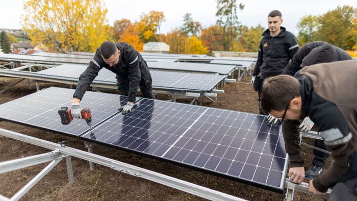 Stromerzeugung in Stuttgart: Vorerst letzte Solarzellen auf einer Schule in Stuttgart installiert Stromerzeugung in Stuttgart: Vorerst letzte Solarzellen auf einer Schule in Stuttgart installiert