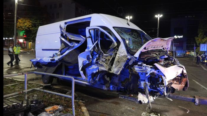 Vorfall in Stuttgart-West: Transporter an Ampel geklaut – Chaosfahrt endet mit heftigem Unfall