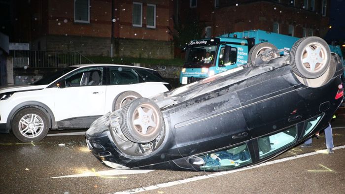 Unfall in Stuttgart-Feuerbach: Auto landet im morgendlichen Berufsverkehr auf dem Dach Unfall in Stuttgart-Feuerbach: Auto landet im morgendlichen Berufsverkehr auf dem Dach
