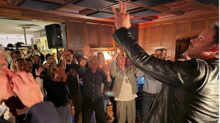 Weinstube Fröhlich in  Stuttgart: Wo der VfB-Chef hinterm Tresen steht und alle  Gäste tanzen Weinstube Fröhlich in  Stuttgart: Wo der VfB-Chef hinterm Tresen steht und alle  Gäste tanzen