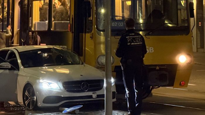 Unfall in Stuttgart-West: Stadtbahn rammt Mercedes – zwei Verletzte Unfall in Stuttgart-West: Stadtbahn rammt Mercedes – zwei Verletzte
