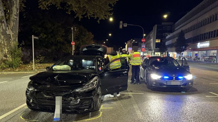 Stuttgarter Polizei sucht Zeugen: Zwei Unfälle bei halsbrecherischer Verfolgungsjagd gebaut