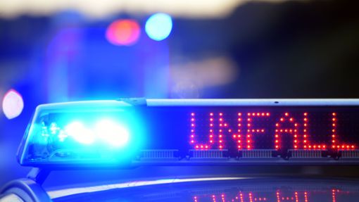 Vorfall in Stuttgart-West: Transporter an Ampel geklaut – Chaosfahrt endet mit heftigem Unfall