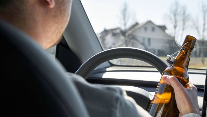 Unfall in Stuttgart-Möhringen: Mercedes kracht gegen Ampelmast – Fahrer wohl unter Alkoholeinfluss