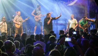 LaBrassBanda auf dem Volksfest: Barfuß im Bierzelt bei Breuninger – prominente Gäste feiern Wasenliebe