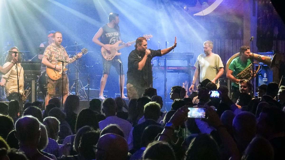 LaBrassBanda auf dem Volksfest: Barfuß im Bierzelt bei Breuninger – prominente Gäste feiern Wasenliebe