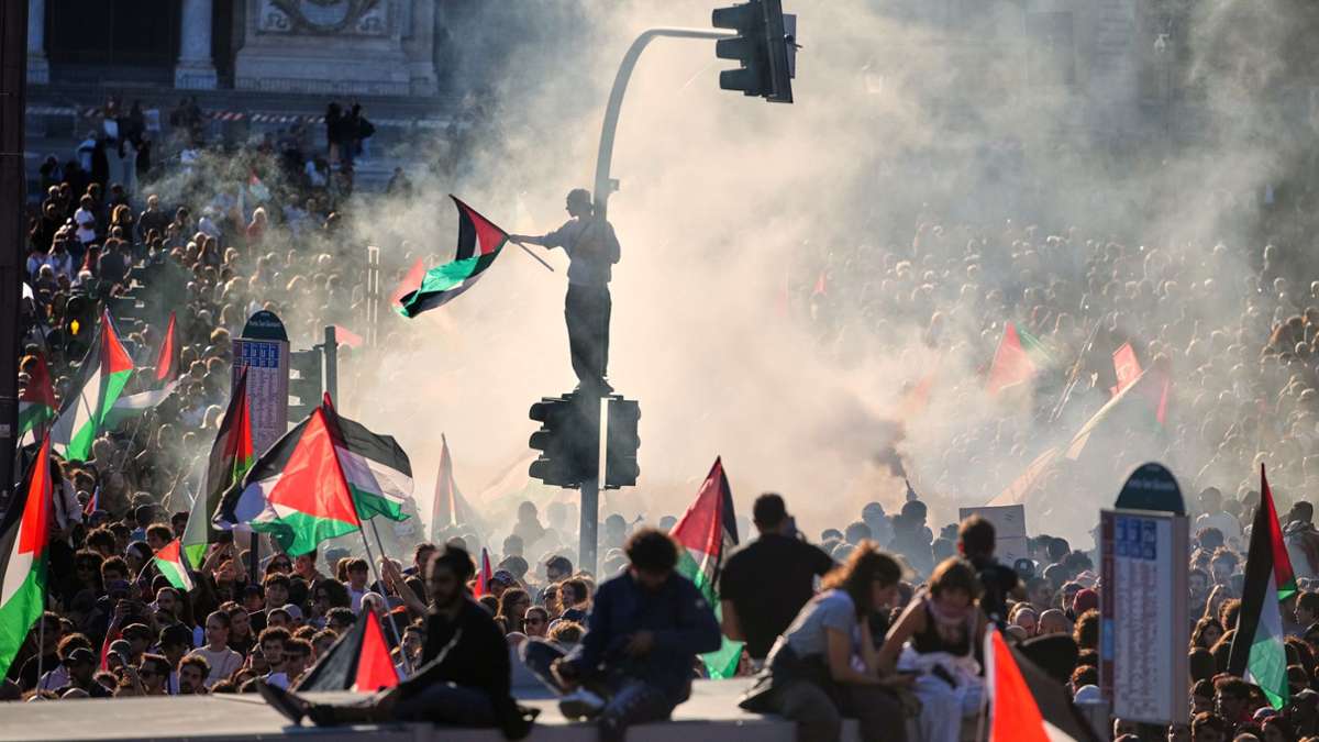 Pro-palästinensische Demonstranten versammeln sich auf dem San-Giovanni-Platz in Rom.