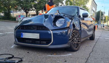 Unfall in Stuttgart Bad-Cannstatt: Mini Cooper prallt gegen Stadtbahn – Verkehr zeitweise beeinträchtigt
