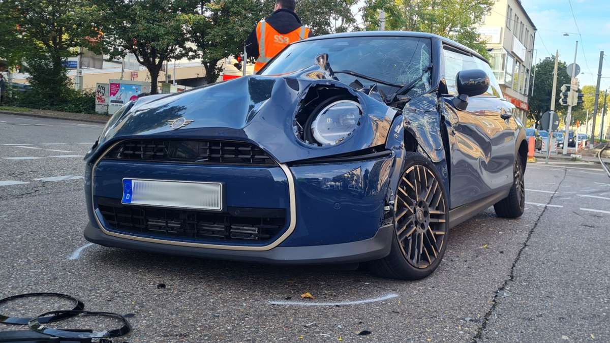 Unfall in Stuttgart Bad-Cannstatt: Mini Cooper prallt gegen Stadtbahn – Verkehr zeitweise beeinträchtigt