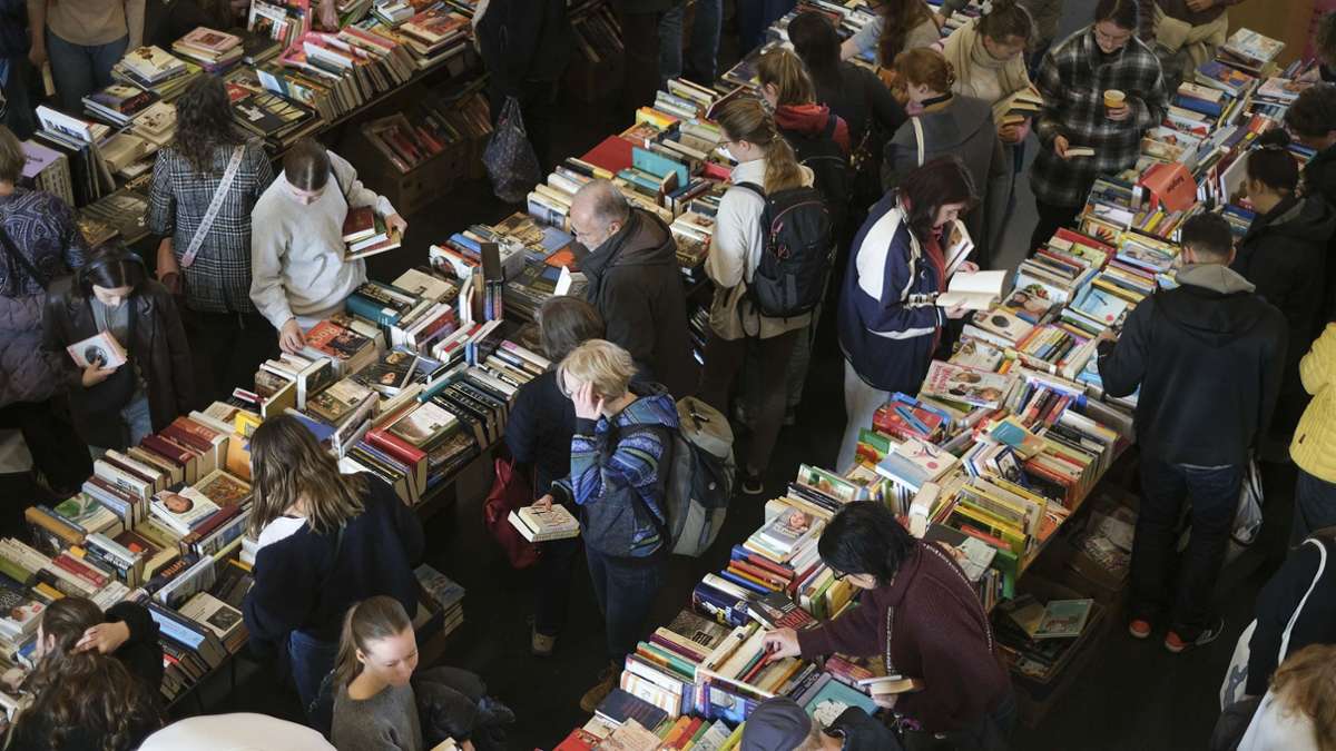 Event in Stuttgart: Großer Andrang bei der Bücherbörse im Stadtpalais