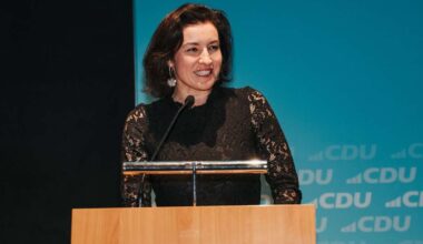 Dorothee Bär in Stuttgart: Ministerin zur Stadtbild-Debatte: „Ich habe mich im Burger King versteckt“