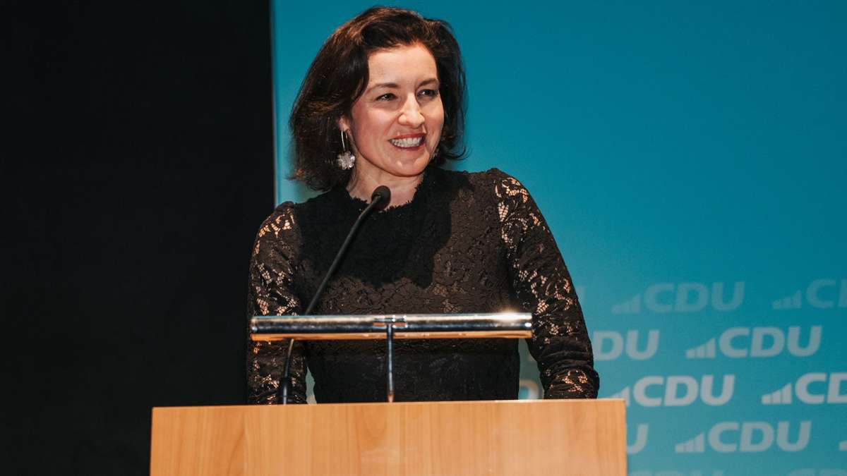 Dorothee Bär in Stuttgart: Ministerin zur Stadtbild-Debatte: „Ich habe mich im Burger King versteckt“