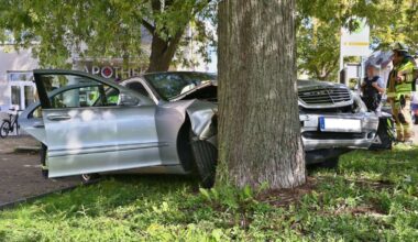 Aufregung in Korntal: Mercedes prallt gegen Baum