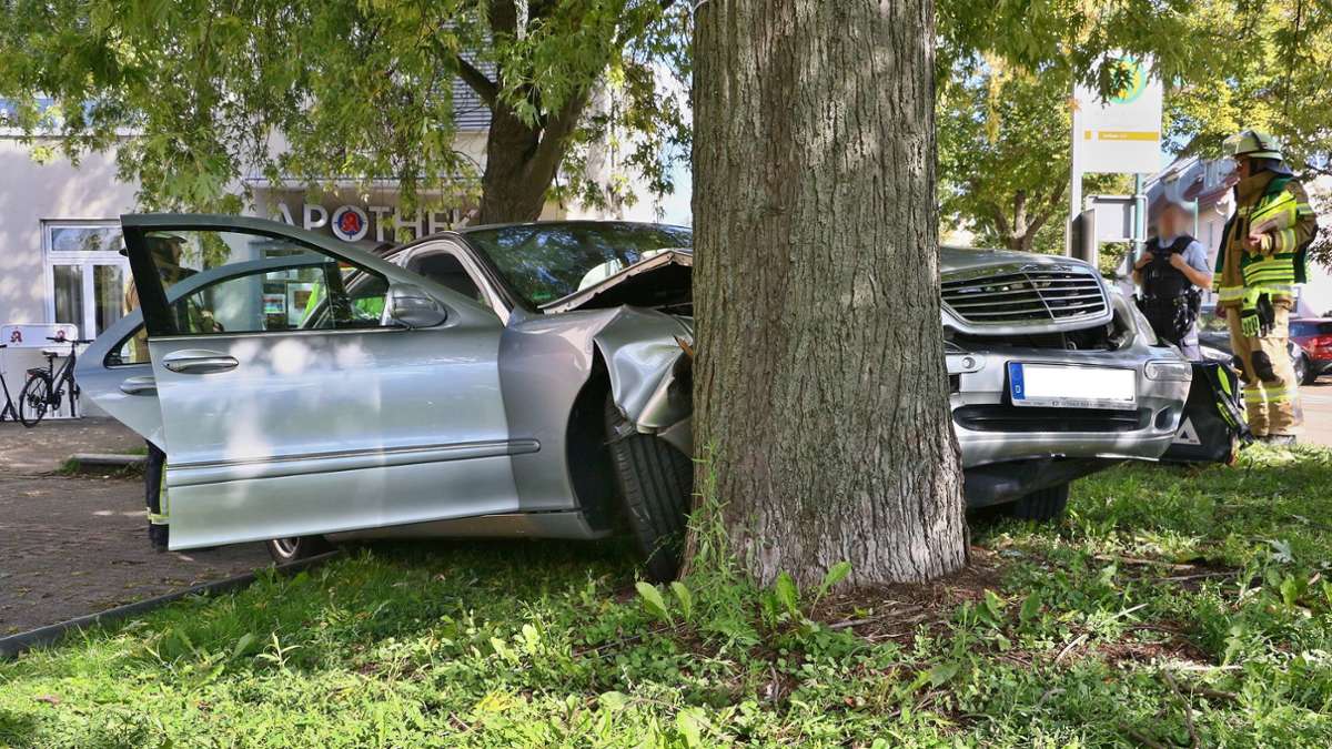 Aufregung in Korntal: Mercedes prallt gegen Baum