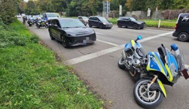 Stuttgart-Ost: Auto fährt auf Polizeimotorrad auf – Beamter wird leicht verletzt - Stuttgart