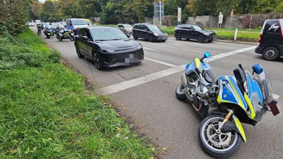 Stuttgart-Ost: Auto fährt auf Polizeimotorrad auf – Beamter wird leicht verletzt - Stuttgart