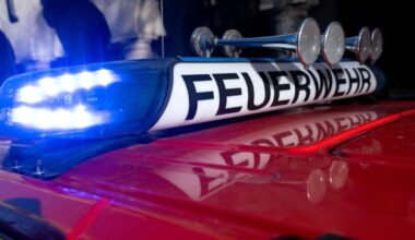 Feuerwehreinsatz in Stuttgart-Ost: Mülltonnen zwischen zwei Gebäuden brennen