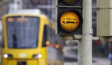 Stadtbahnunfall in Stuttgart: Autofahrer biegt falsch ab – und kracht gegen U2