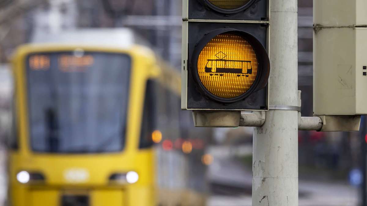 Stadtbahnunfall in Stuttgart: Autofahrer biegt falsch ab – und kracht gegen U2