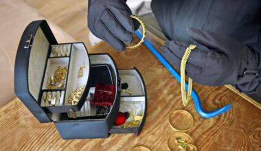 Einbruch in Stuttgart: Rollladen aufgestemmt: Teurer Schmuck gestohlen