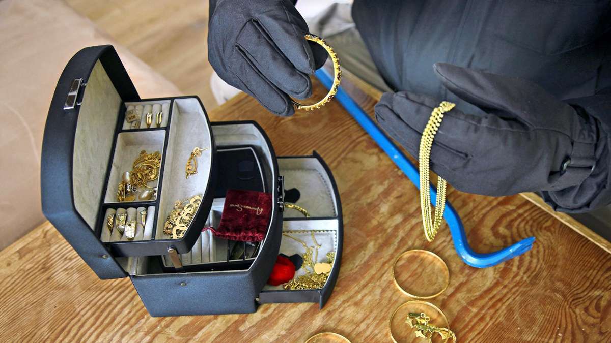 Einbruch in Stuttgart: Rollladen aufgestemmt: Teurer Schmuck gestohlen