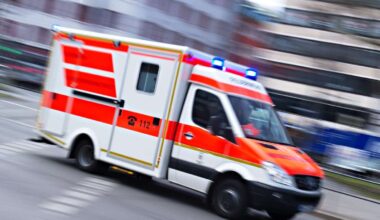 Stuttgarter Polizei sucht Zeugen: Mutter samt Kinderwagen von Seat erfasst – Passanten retten 34-Jährige